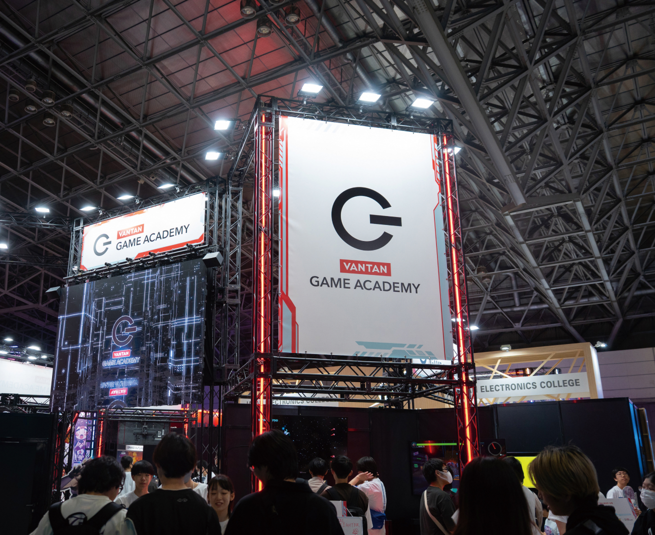 数多くの発表ステージ