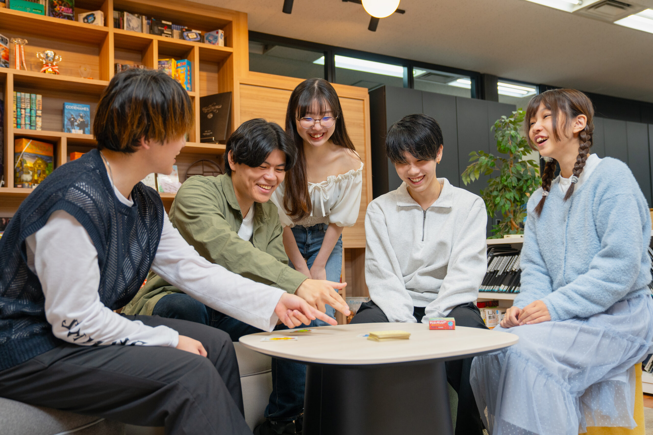 皆でゲーム！早速友達が出来ちゃう予感♪ポイントゲットで超豪華景品プレゼント！